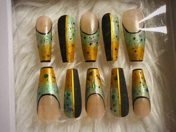 Product image of  Emerald Sunset Long Press On Nails Size medium